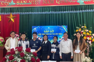 Trường THCS Hoàng Tây gặp mặt và trao quà động viên đội tuyển học sinh giỏi dự thi cấp tỉnh Ninh Bình